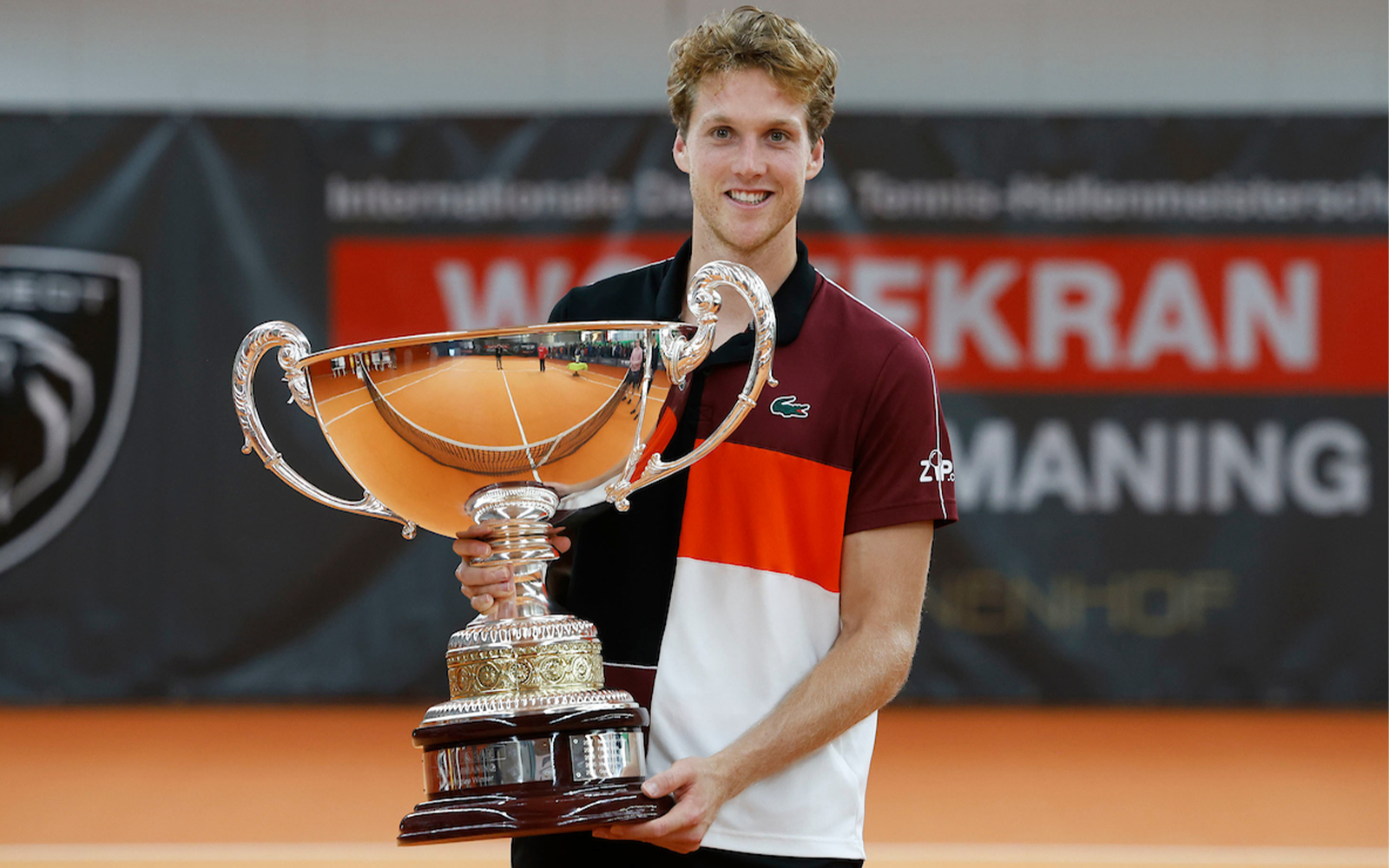 OPEN ISMANING - Antoine Bellier Antoine Bellier pose avec le trophée du tournoi ATP Challenger d’Ismaning après sa victoire en finale