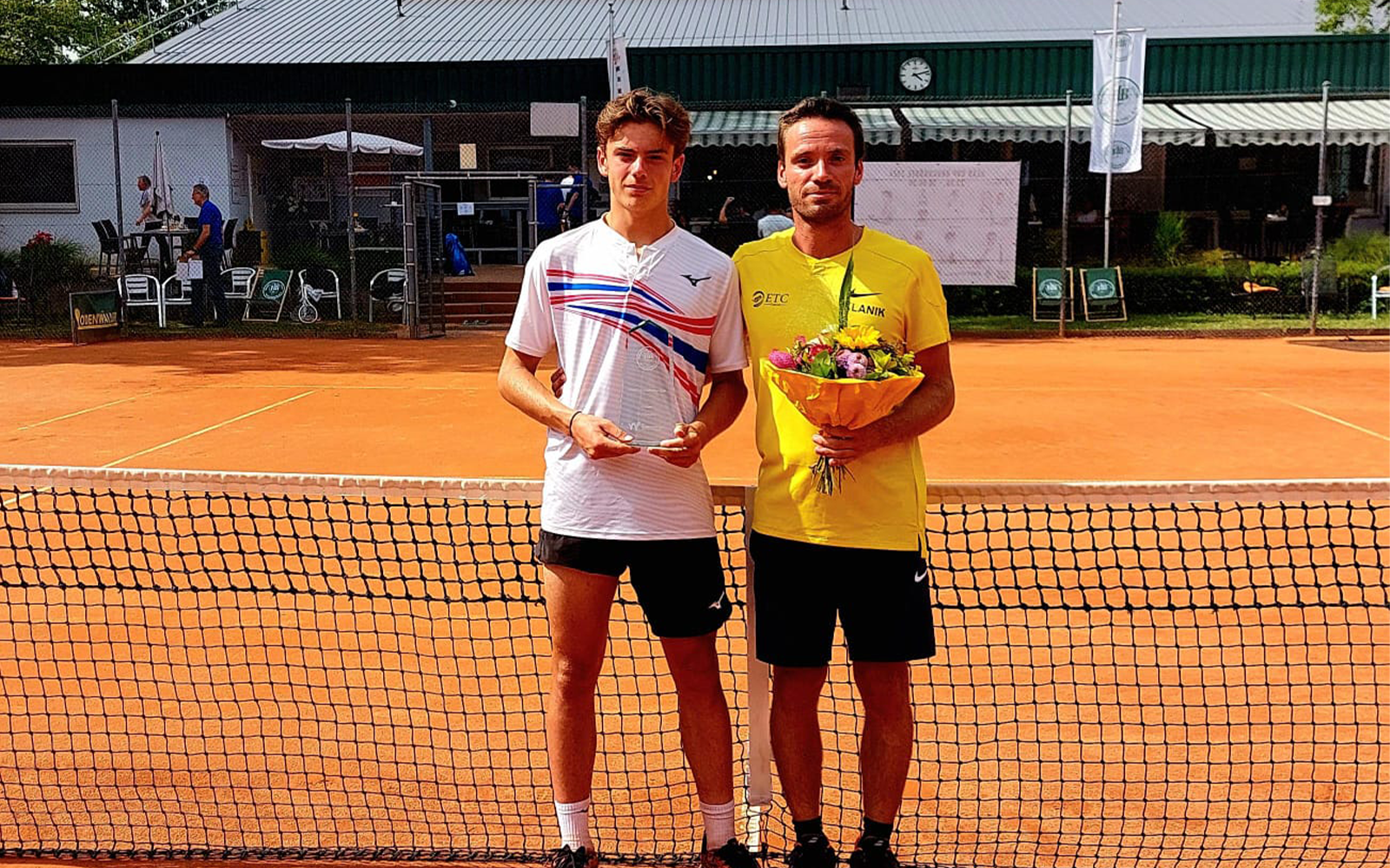 J100 BRUCHKÖBEL - Evan Yelyzaveta Kotliar et son coach Baptiste Ranoldi après leur victoire au tournoi J200 de Vigo