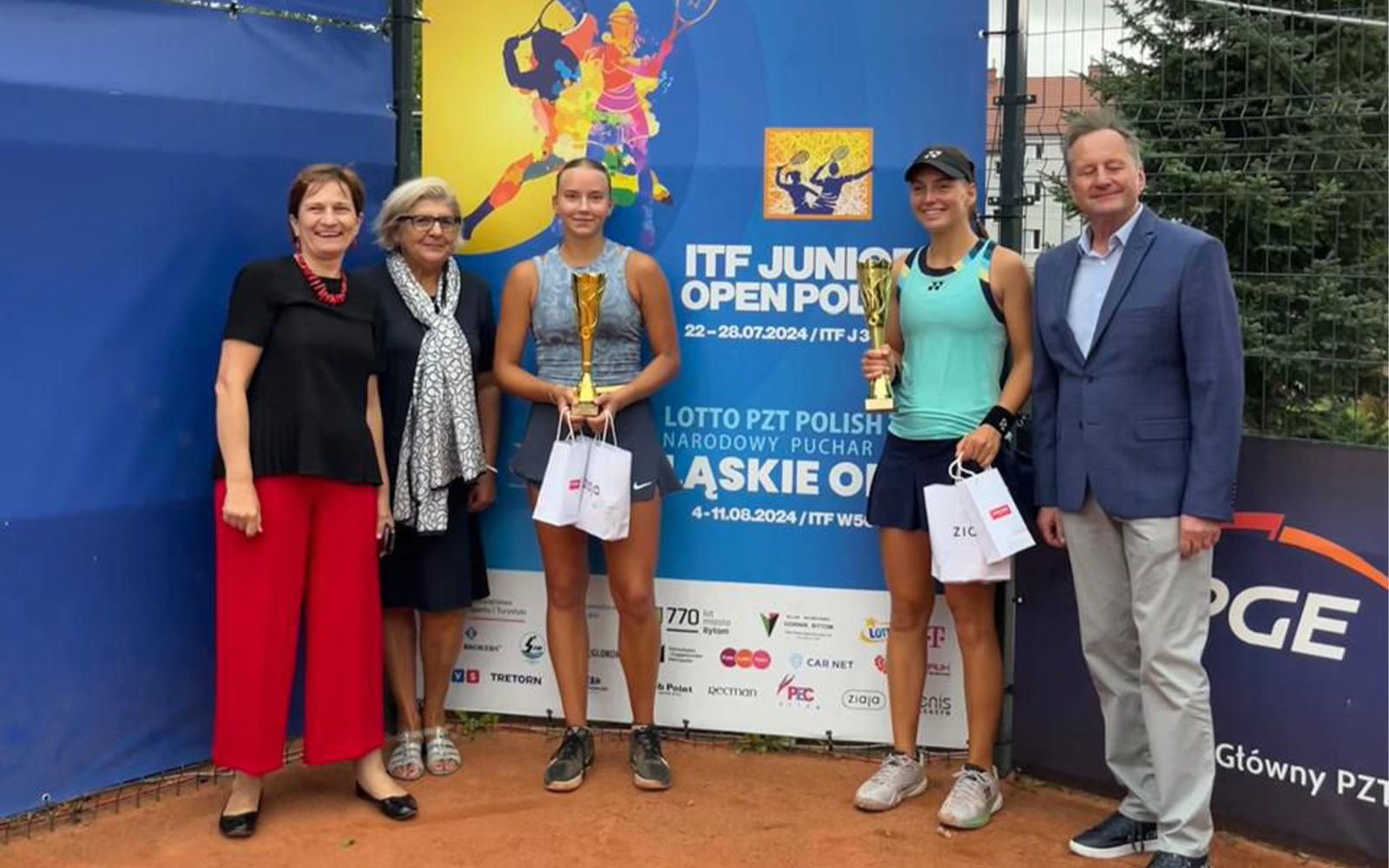 Yelyzaveta Kotliar et son coach Baptiste Ranoldi après leur victoire au tournoi J200 de Vigo