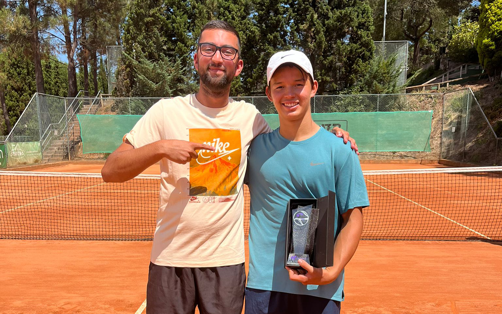 Yelyzaveta Kotliar et son coach Baptiste Ranoldi après leur victoire au tournoi J200 de Vigo