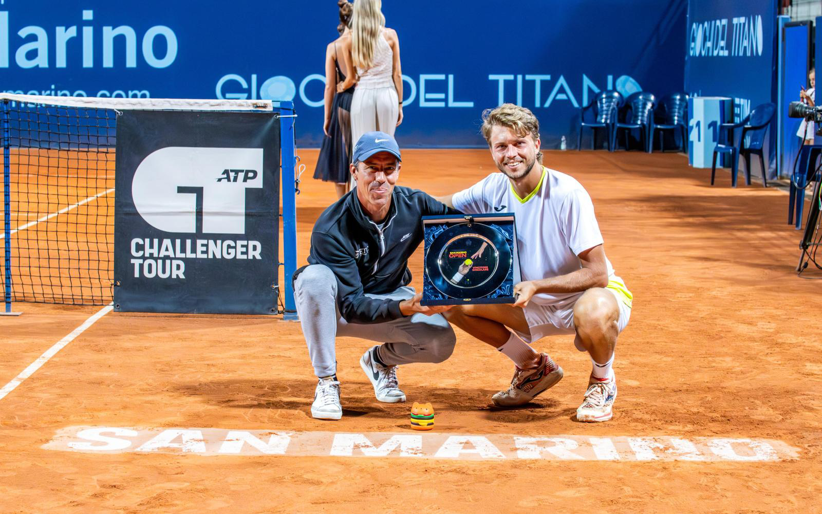 Yelyzaveta Kotliar et son coach Baptiste Ranoldi après leur victoire au tournoi J200 de Vigo