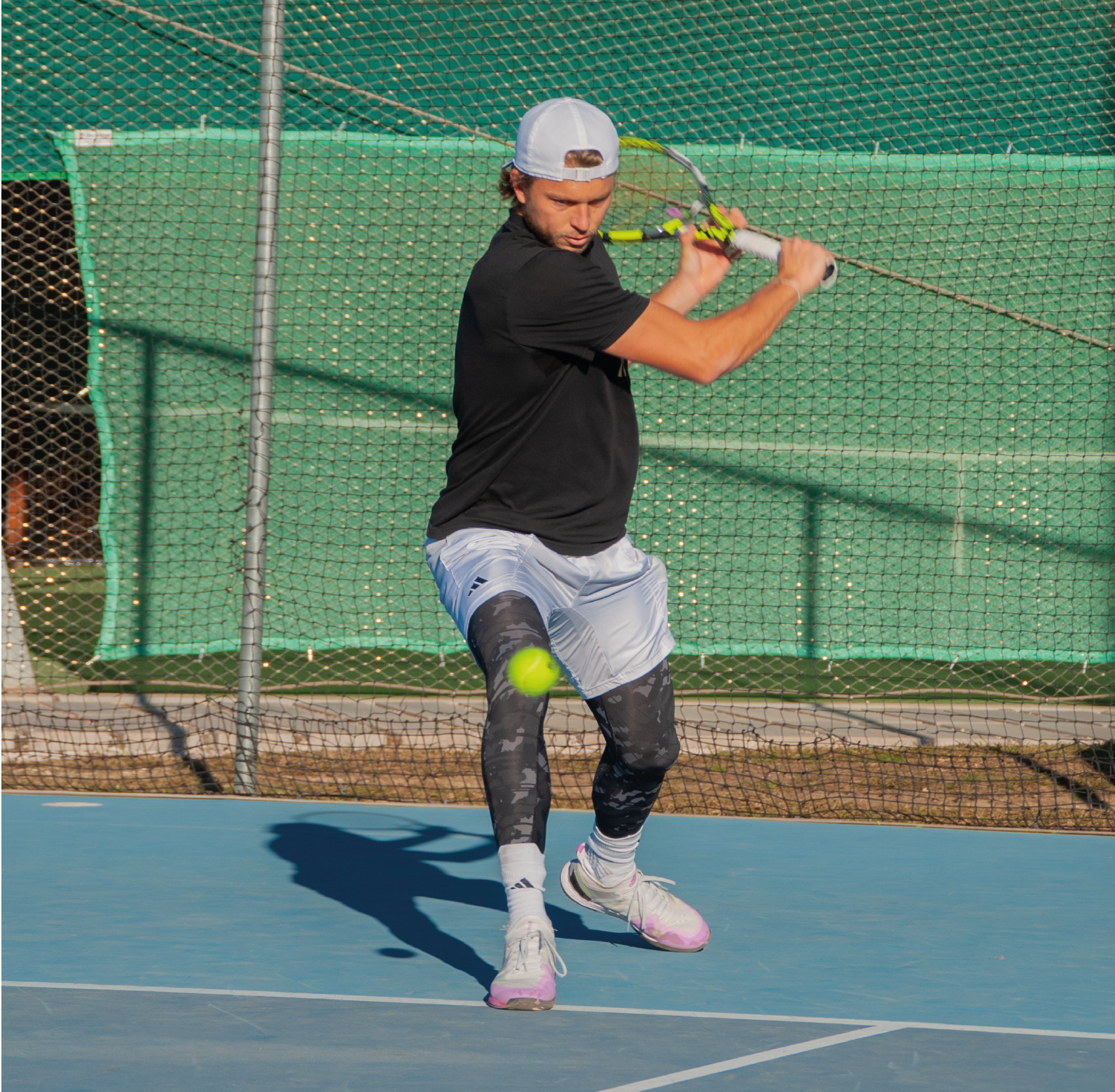 Alexandre Muller en action à l’entraînement sur dur extérieur, en pleine frappe de revers