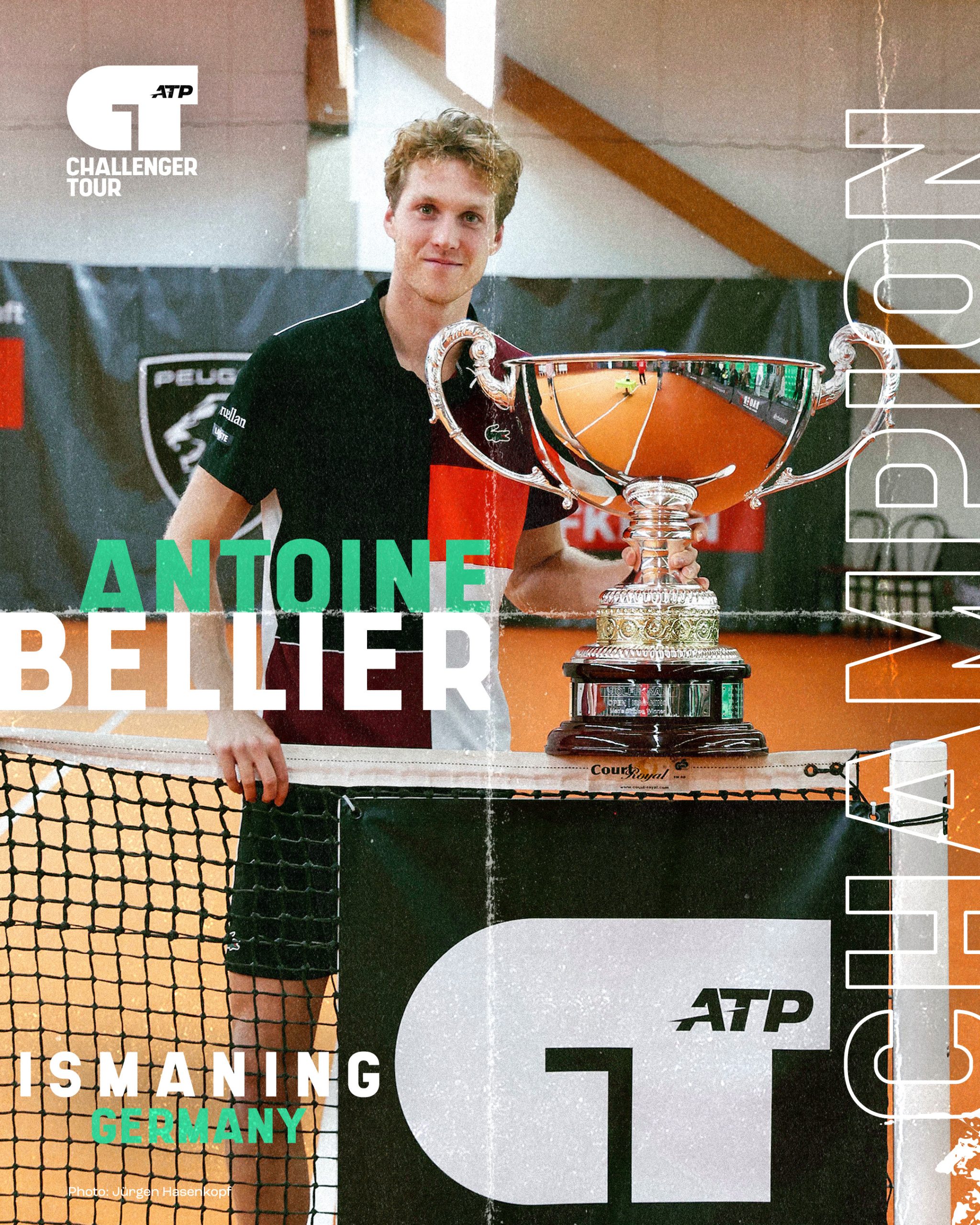 Antoine Bellier pose avec le trophée du tournoi ATP Challenger d’Ismaning après sa victoire en finale