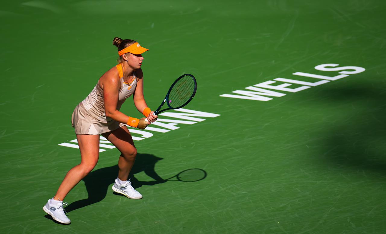Anna Blinkova en action sur le court vert du tournoi WTA 1000 d’Indian Wells.