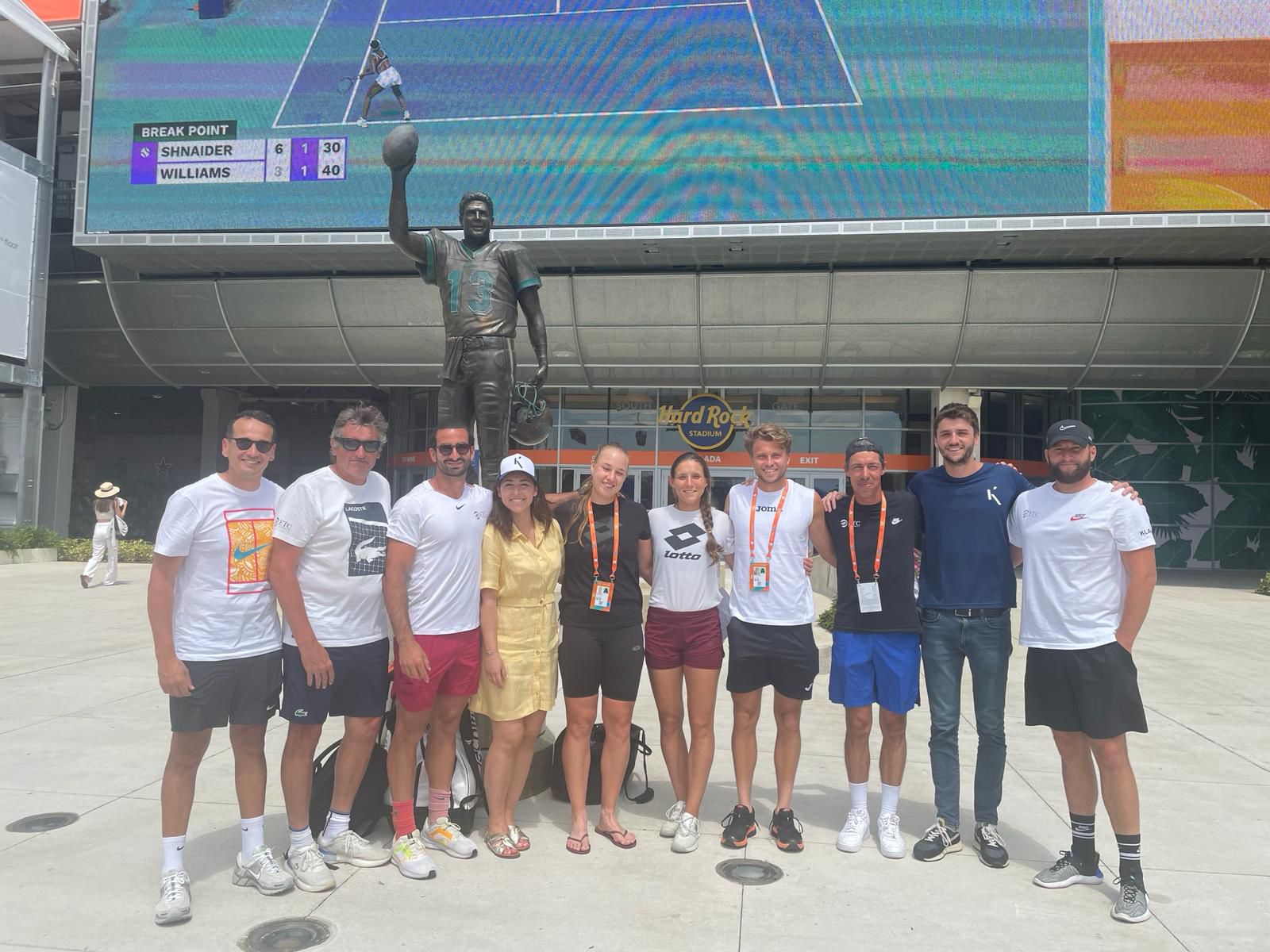 "Joueurs et coachs de l’Elite Tennis Center réunis devant le stade du Miami Open 2024