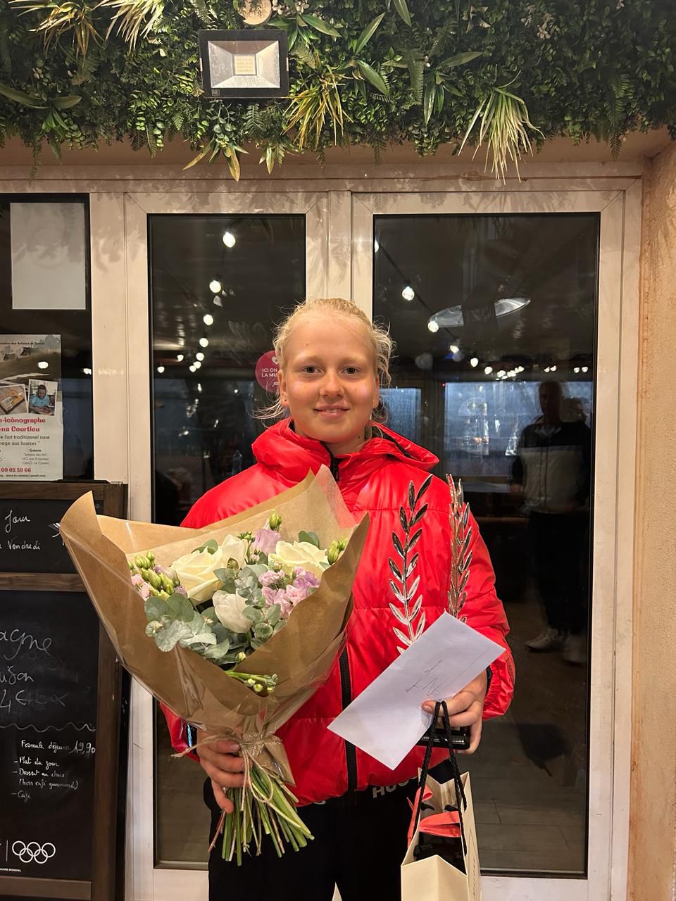 "Ekaterina Khodzhaeva pose avec son trophée et un bouquet de fleurs après sa victoire au tournoi du Cannet