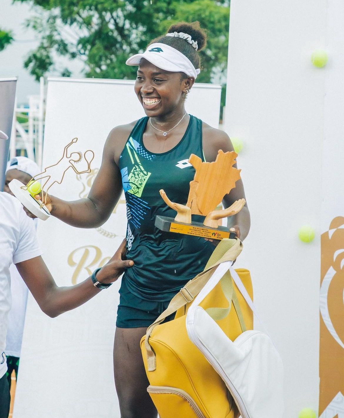 Sada Nahimana avec le trophée du tournoi W35 de Bujumbura, remporté en double avec Kamila Bartone
