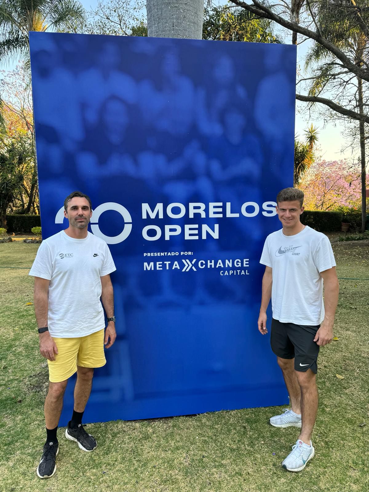 Daniil Glinka et son coach Aurélio Di Zazzo devant le panneau du tournoi ATP Challenger de Morelos 2024