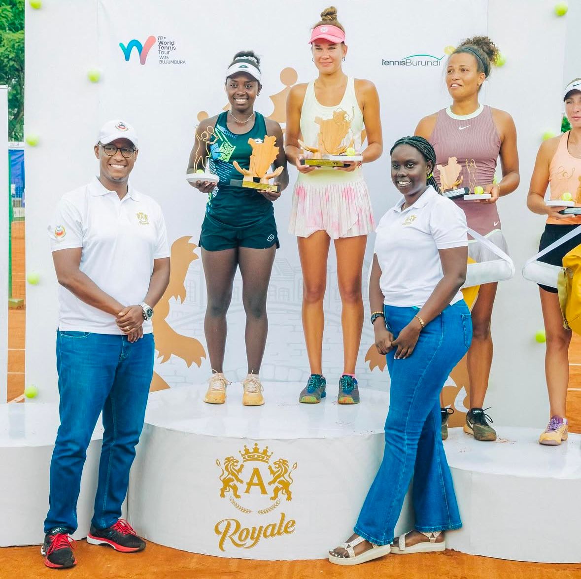 Yekyzaveta Kotliar - Vigo 2 Sada Nahimana et Kamila Bartone sur le podium du tournoi W35 de Bujumbura, après leur victoire en double