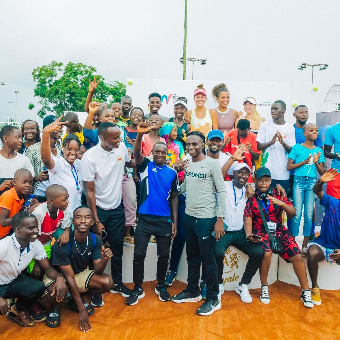 Yelyzaveta Kotliar - Vigo 1 Sada Nahimana entourée de joueurs, coachs et organisateurs après la remise des prix du tournoi W35 de Bujumbura