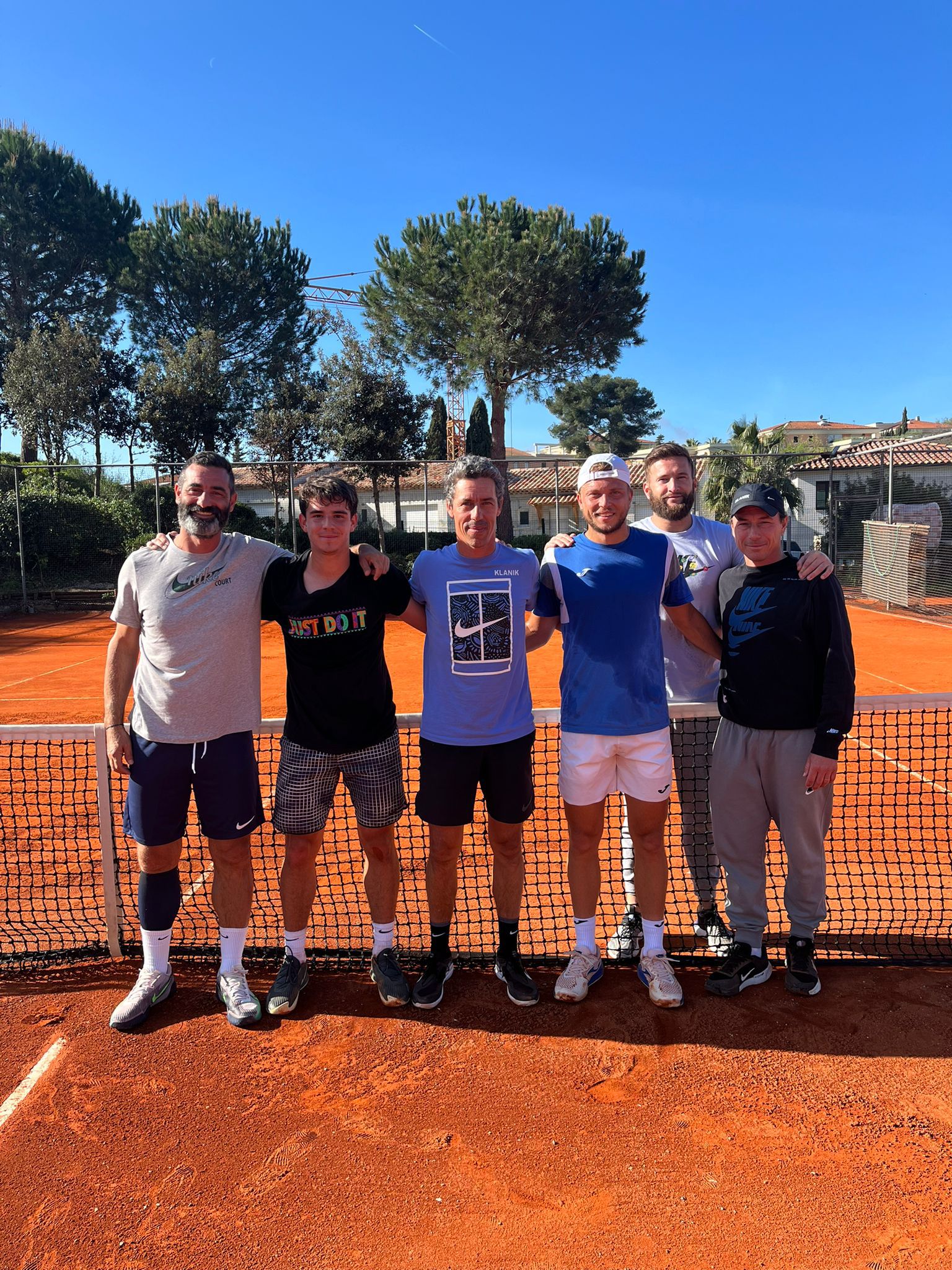Thomas Faurel, Alexandre Muller et les coachs de l’ETC sur le court après leur entraînement sur terre battue