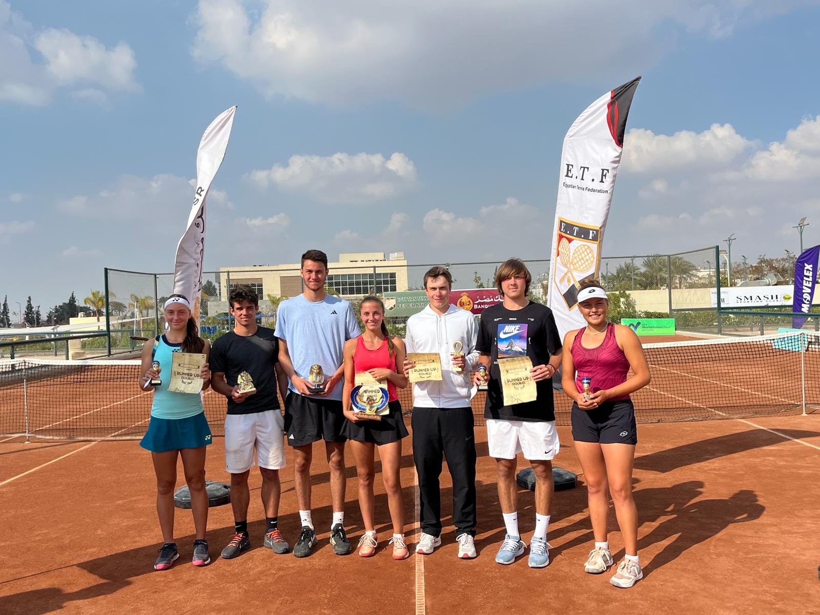 Thomas Faurel (à gauche) pose avec d’autres finalistes et officiels du tournoi ITF J500 du Caire, sur le court central.