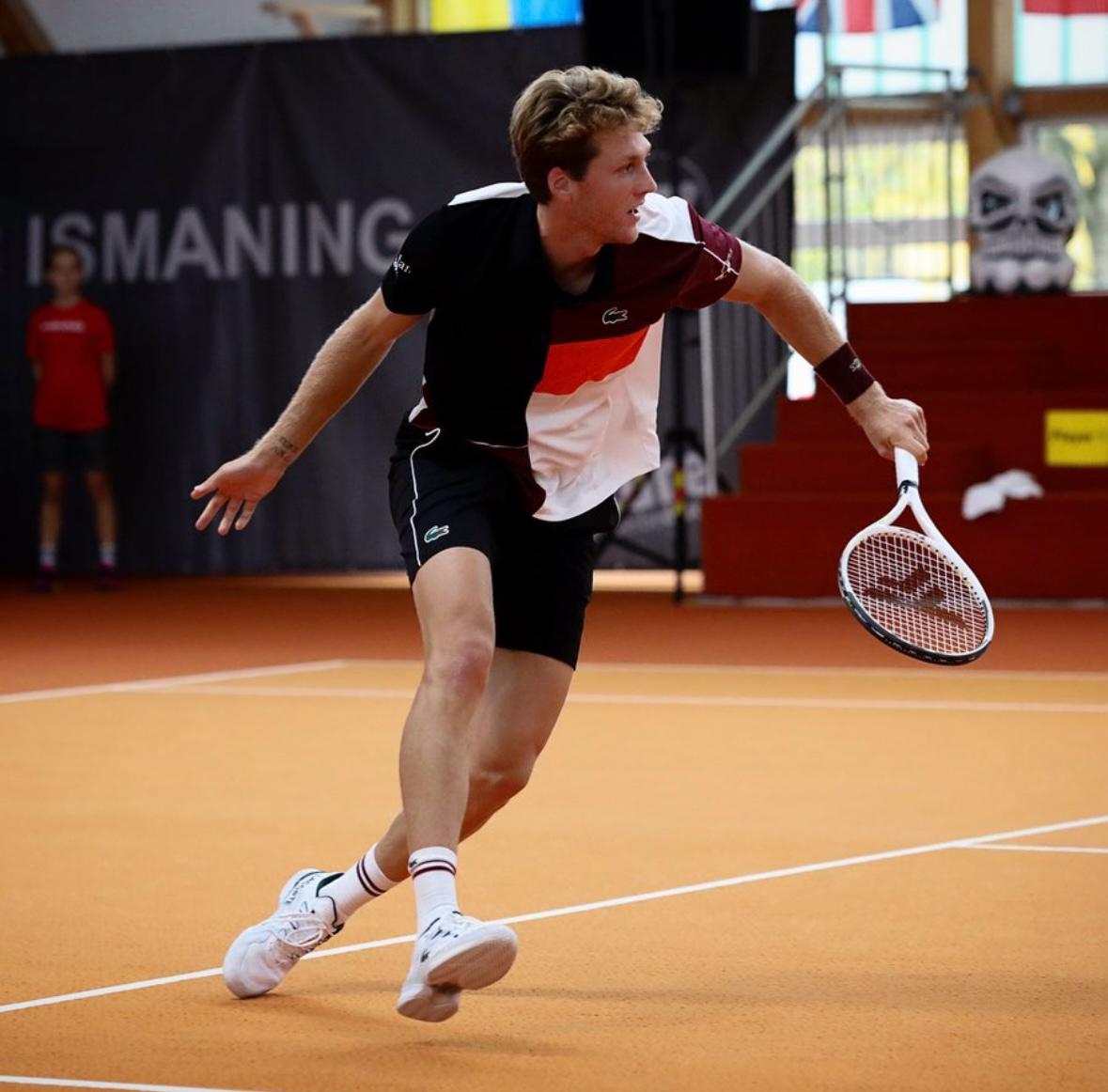 Antoine Bellier en action sur moquette intérieure lors du tournoi d’Ismaning