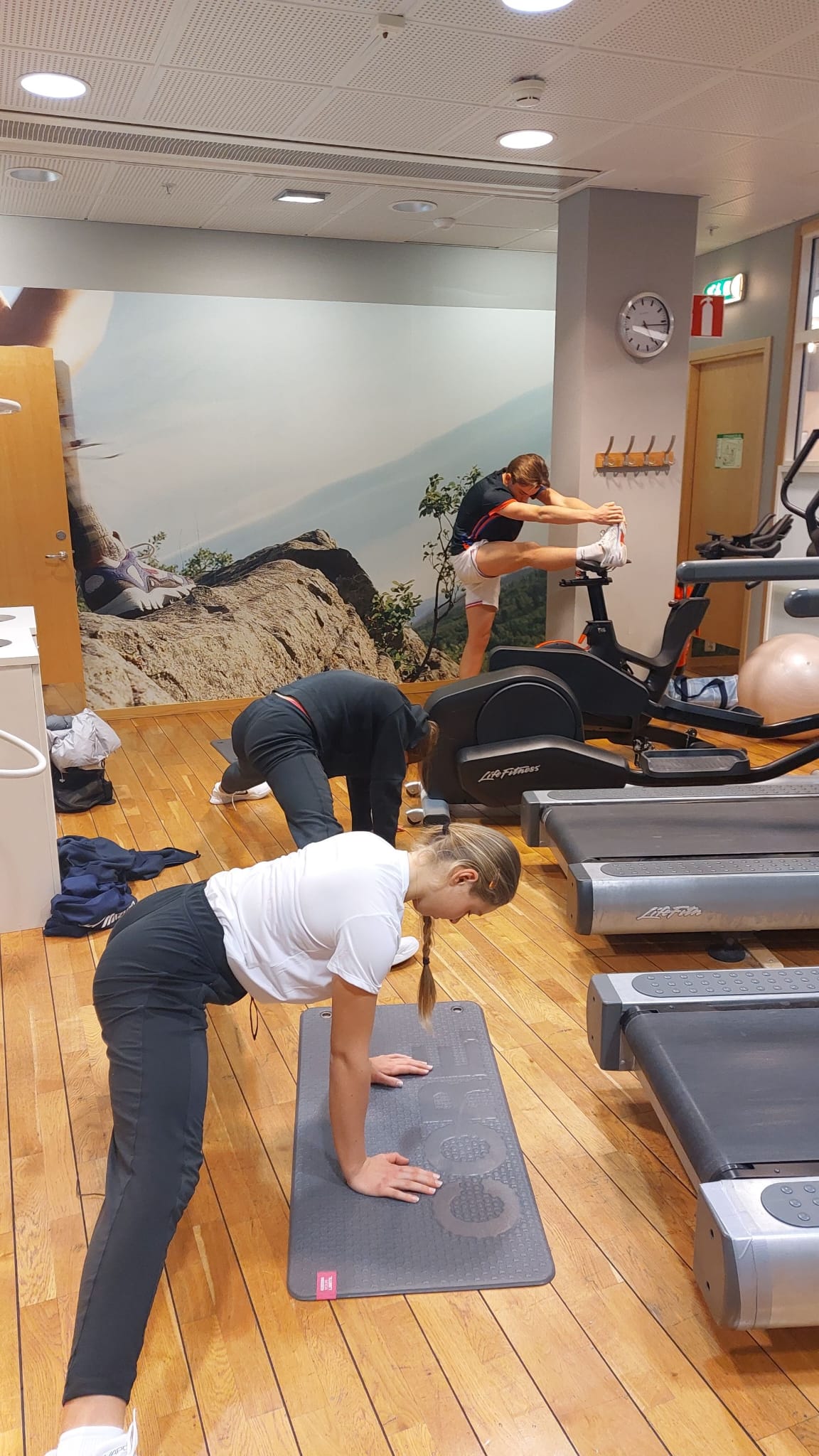Manon Favier et Daria Litvinova lors d’une séance de récupération après le tournoi de Malmö