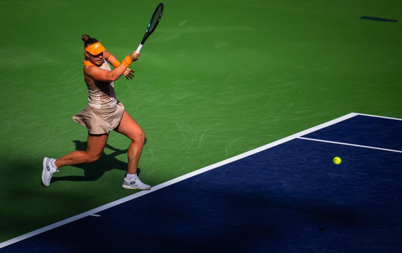 Yekyzaveta Kotliar - Vigo 2 Anna Blinkova effectue un revers lors de son match à Indian Wells.