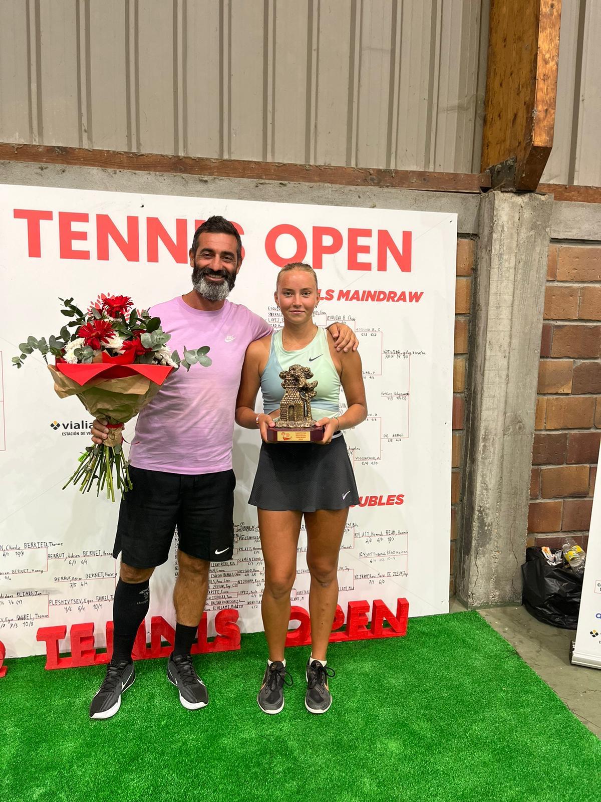 elyzaveta Kotliar aux côtés de son coach Baptiste Ranoldi après sa victoire au tournoi J200 de Vigo