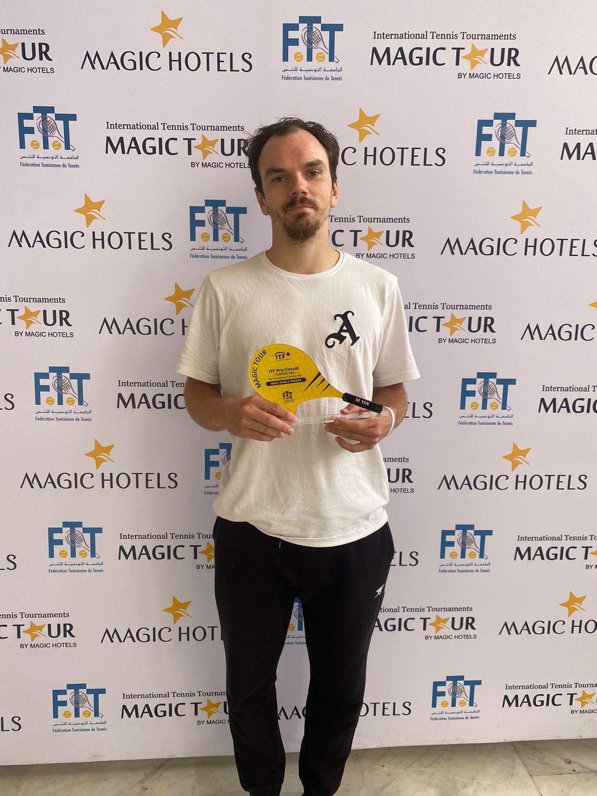 Nikolay Vylegzhanin avec son trophée du tournoi M15 de Monastir