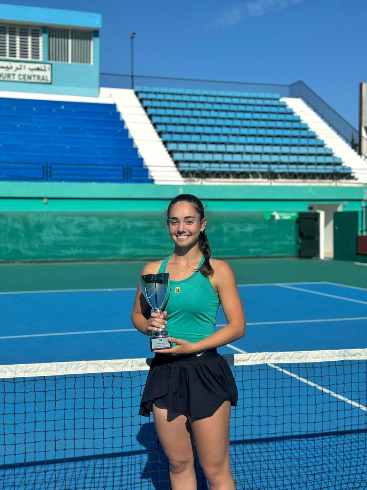 Yekyzaveta Kotliar - Vigo 2 Maïa Burcescu souriante avec son trophée du tournoi J200 de Tunis