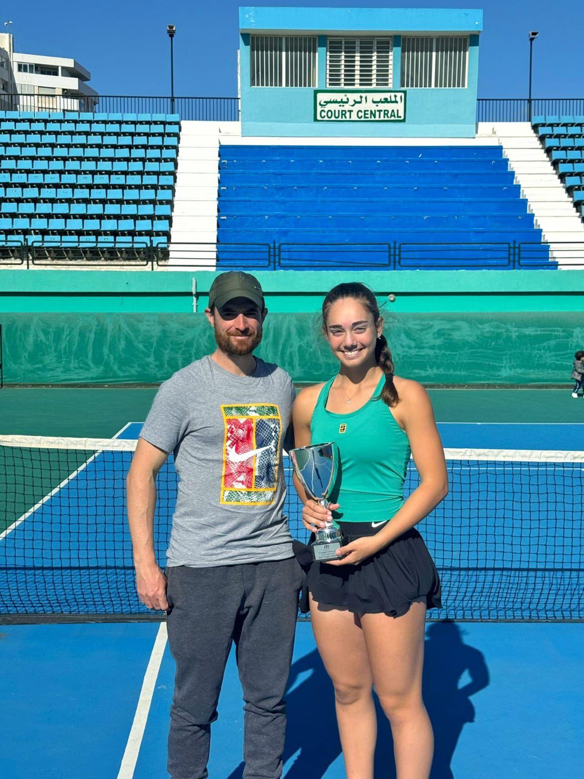 Yelyzaveta Kotliar - Vigo 1 Maïa Burcescu avec son coach Erik Malenfant et l’équipe du tournoi J200 de Tunis
