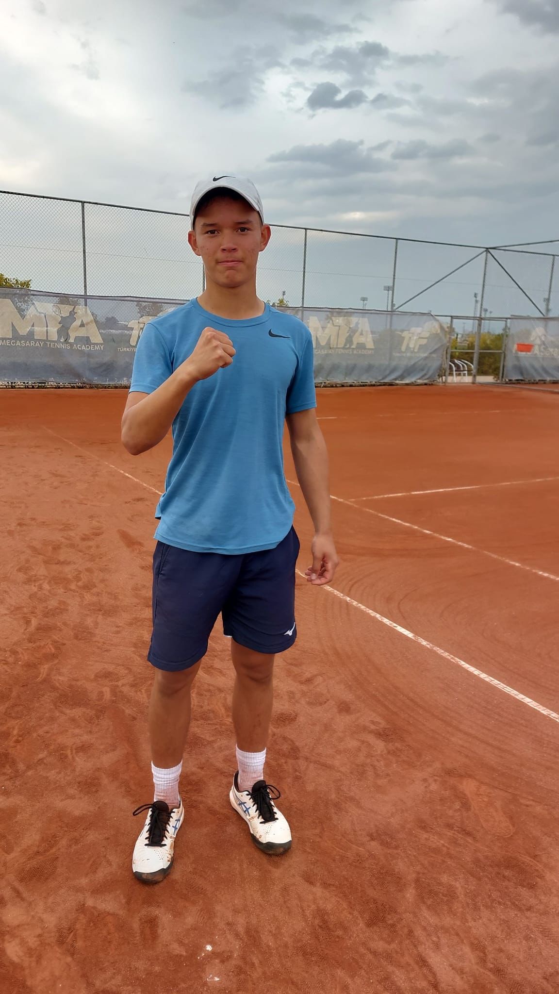 Daniel Tazabekov sur les courts en terre battue à Antalya après son troisième tour au tournoi ITF J100