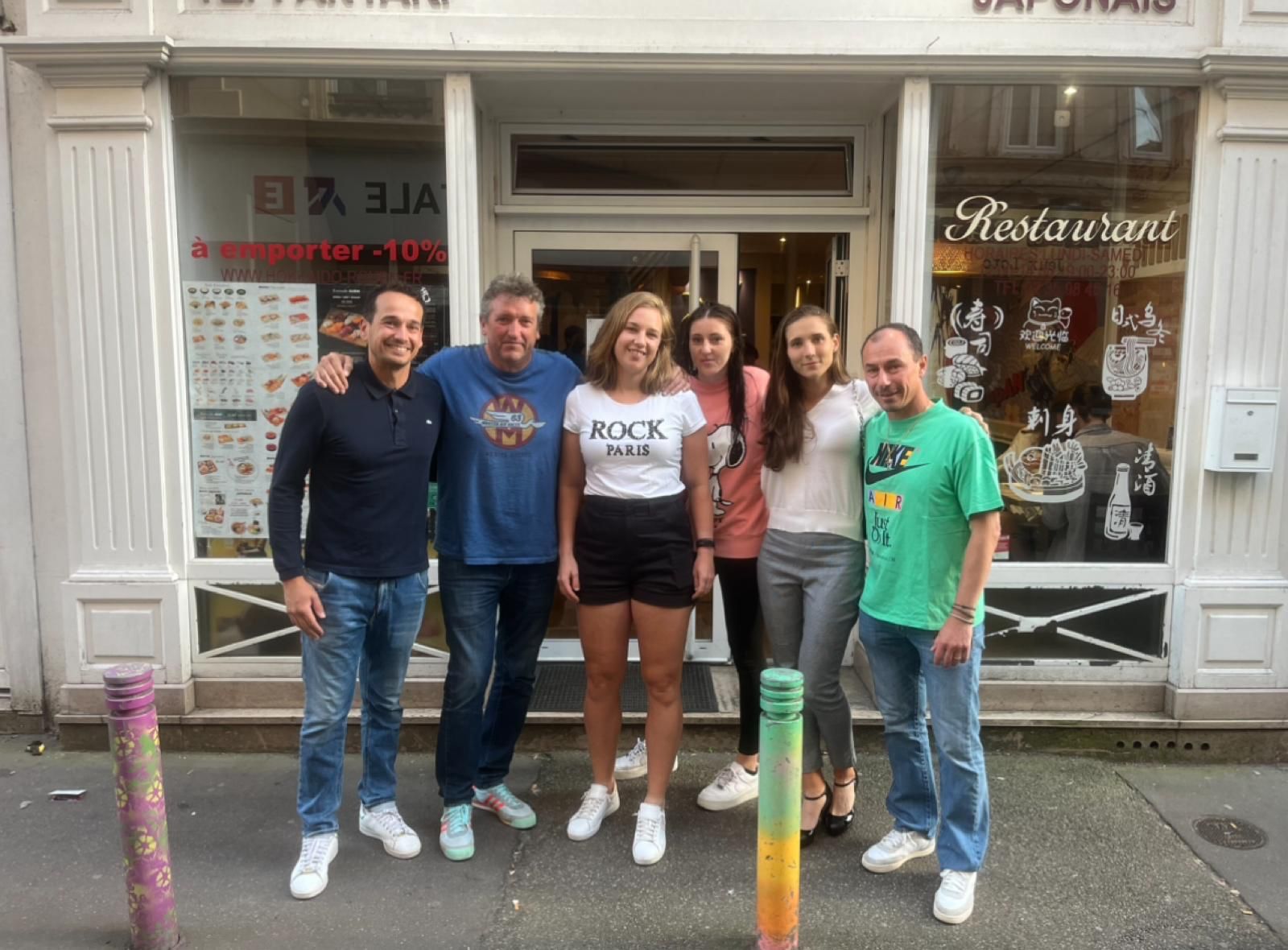 Anna Blinkova, Elsa Jacquemot et Varvara Gracheva avec leurs coachs Sliman Tagzhaouit, Gérard Solvès et Jean-René Lisnard à Rouen avant le début du tournoi WTA 250