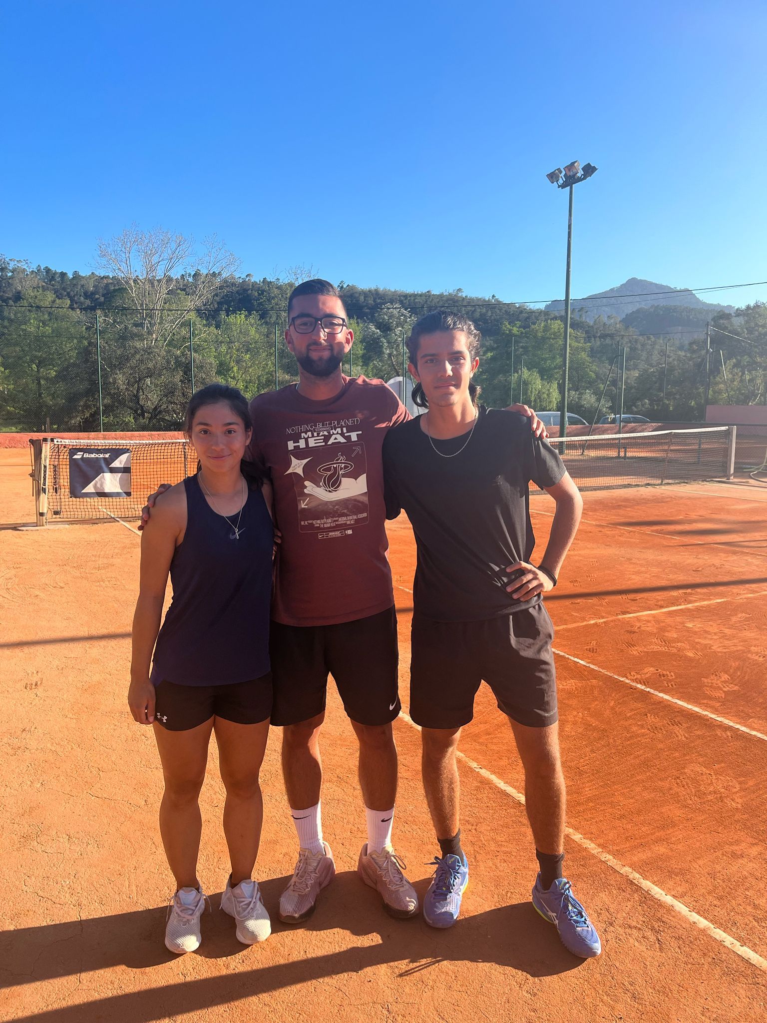 Sue-Lan Taravella, Rayane Stable et Jules Moucquot sur les courts du tournoi de Barbossi, après leur qualification en finale.