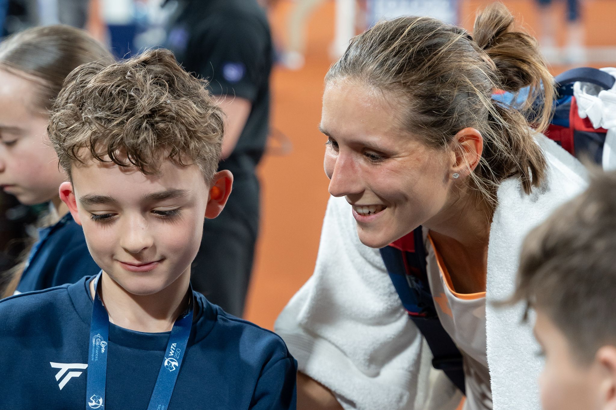 Yelyzaveta Kotliar - Vigo 1 Varvara Gracheva avec de jeunes spectateurs après son match.