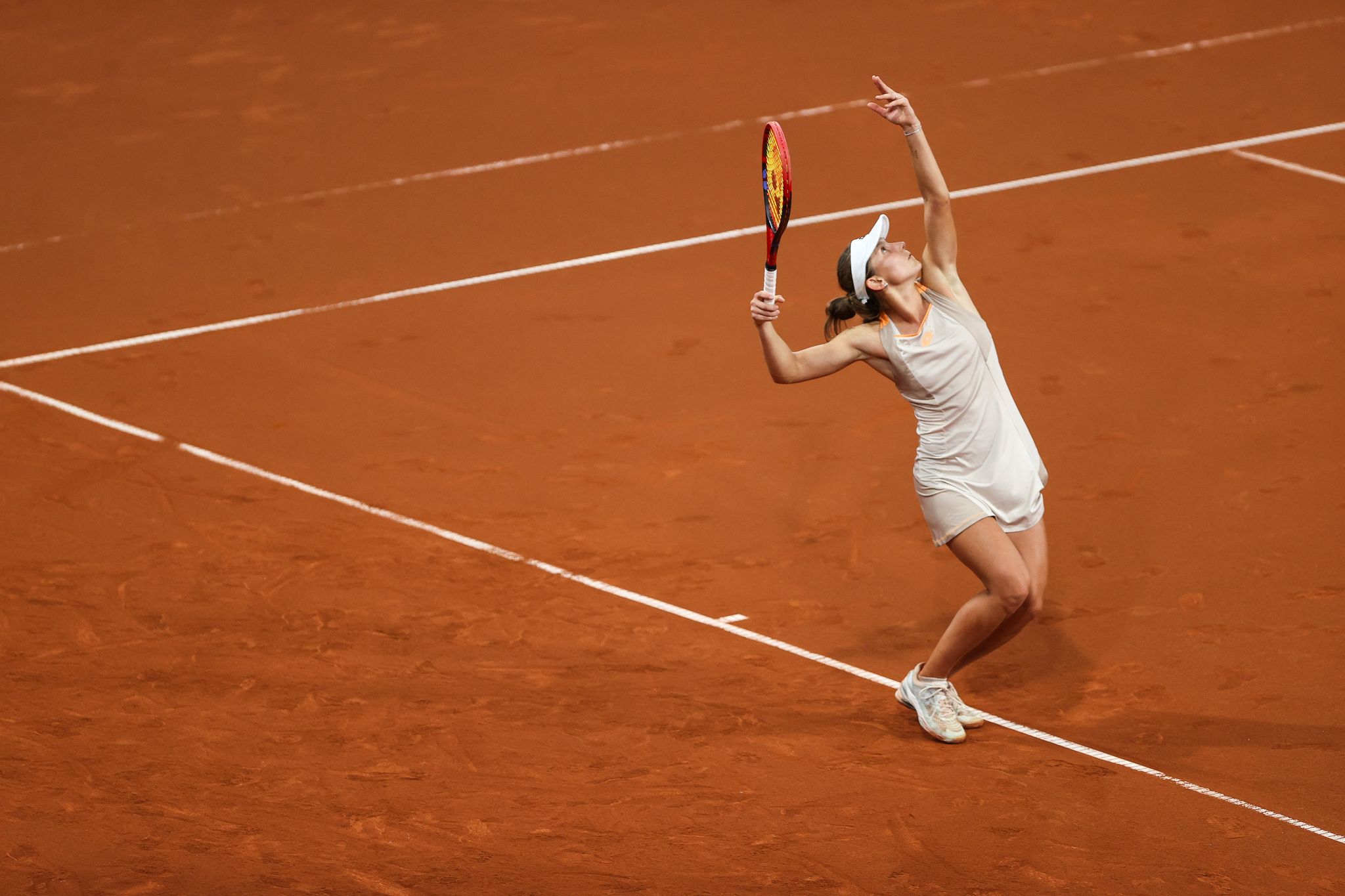 Varvara Gracheva en pleine extension sur la terre battue de Rouen.