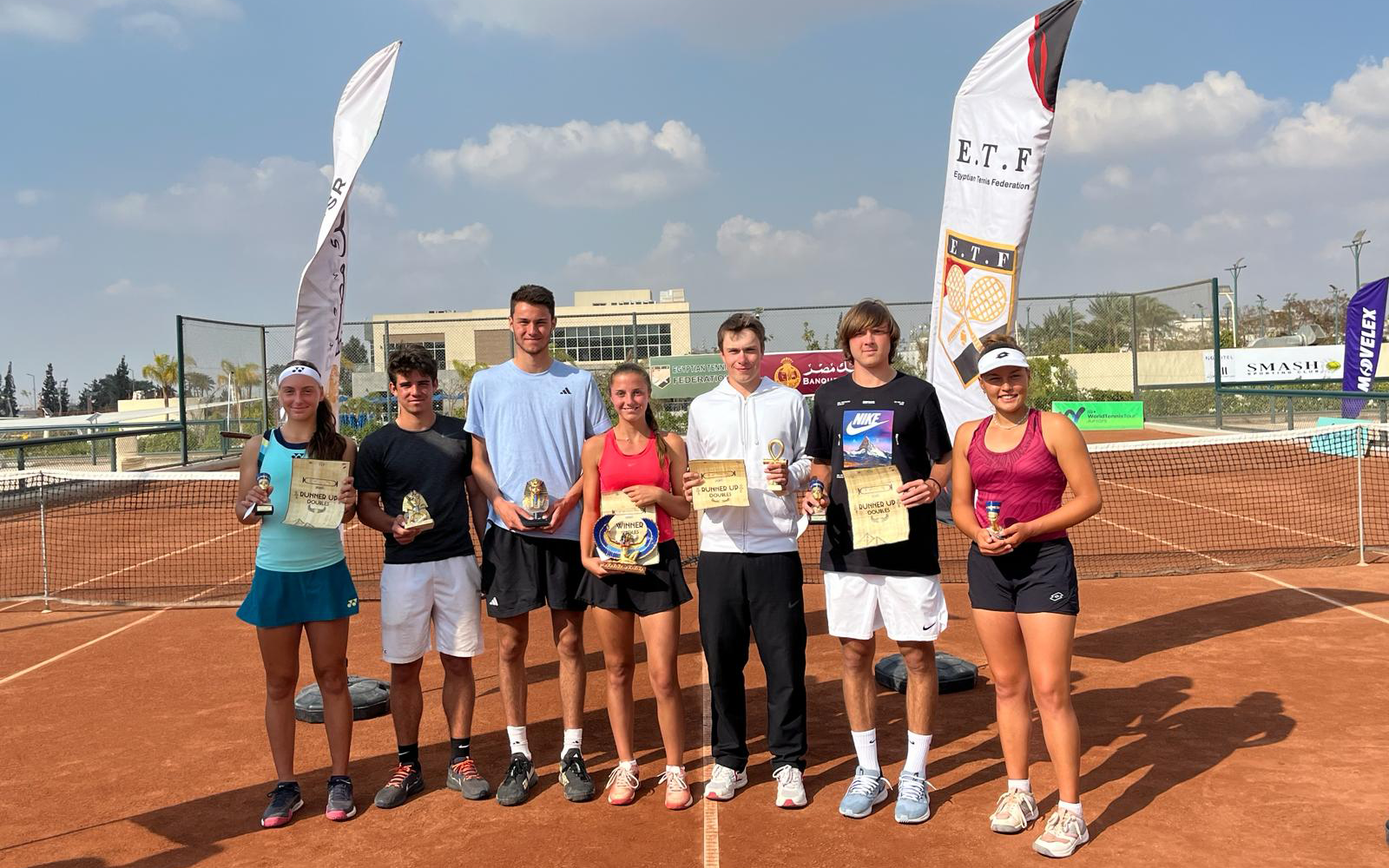 Thomas Faurel (à gauche) pose avec d’autres finalistes et officiels du tournoi ITF J500 du Caire, sur le court central.