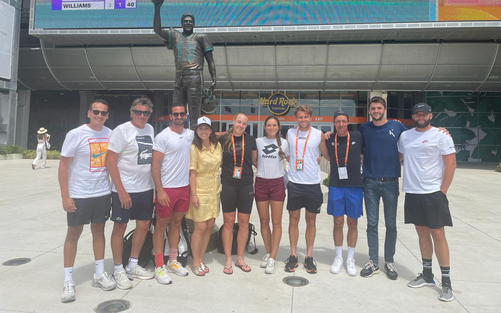 "Joueurs et coachs de l’Elite Tennis Center réunis devant le stade du Miami Open 2024