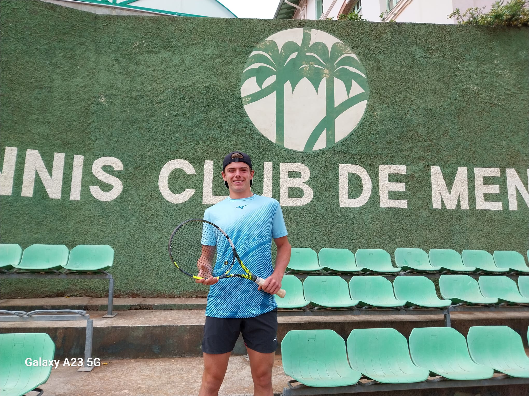 Yelyzaveta Kotliar signe des autographes pour les jeunes ramasseurs de balle après sa victoire à Vigo