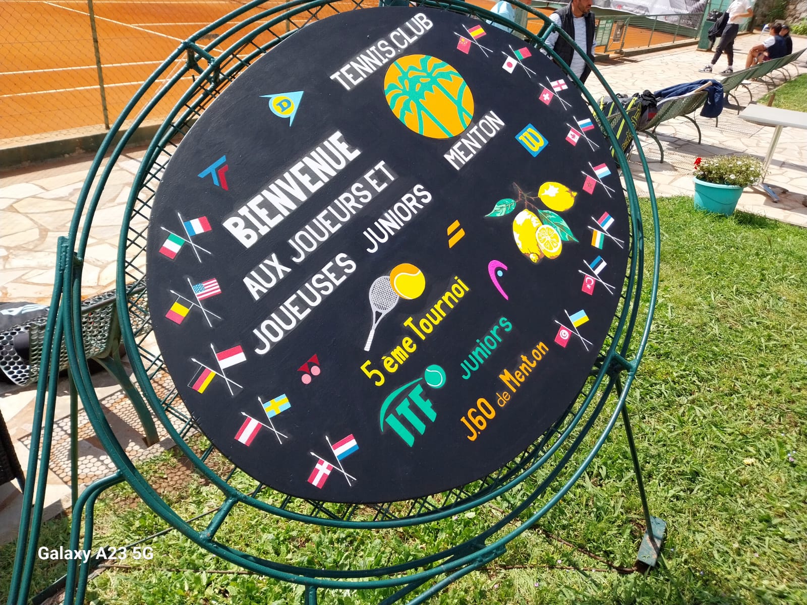 Yelyzaveta Kotliar signe des autographes pour les jeunes ramasseurs de balle après sa victoire à Vigo