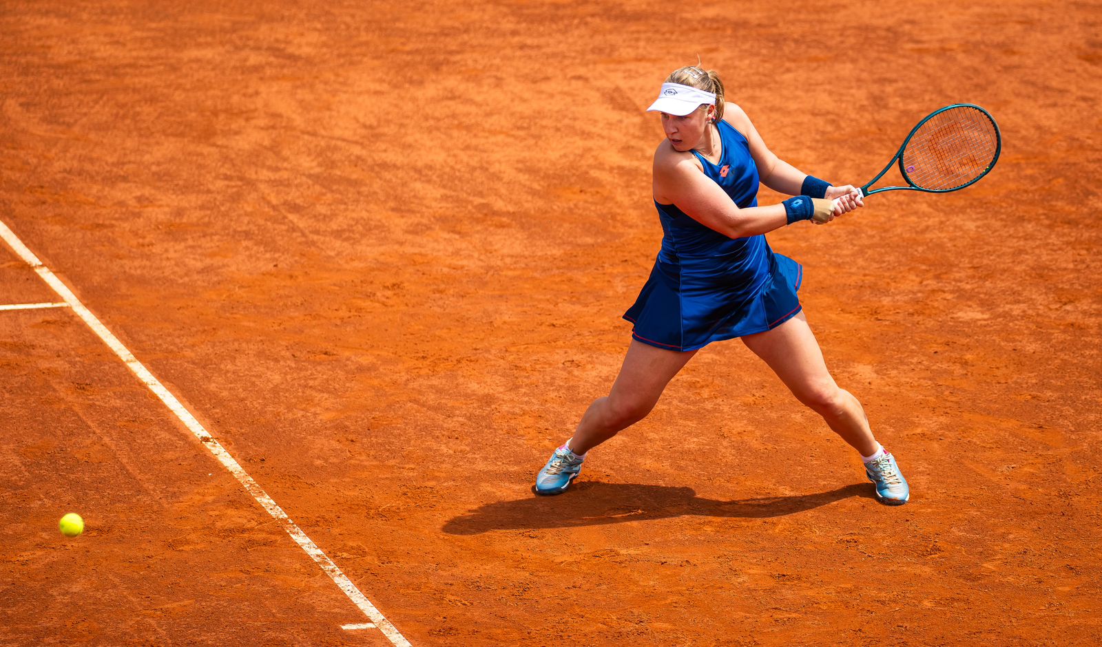 Yelyzaveta Kotliar signe des autographes pour les jeunes ramasseurs de balle après sa victoire à Vigo
