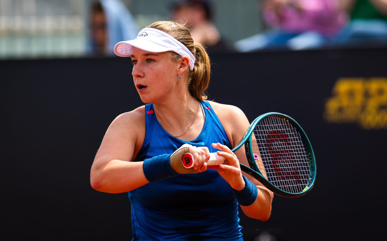 Yelyzaveta Kotliar signe des autographes pour les jeunes ramasseurs de balle après sa victoire à Vigo