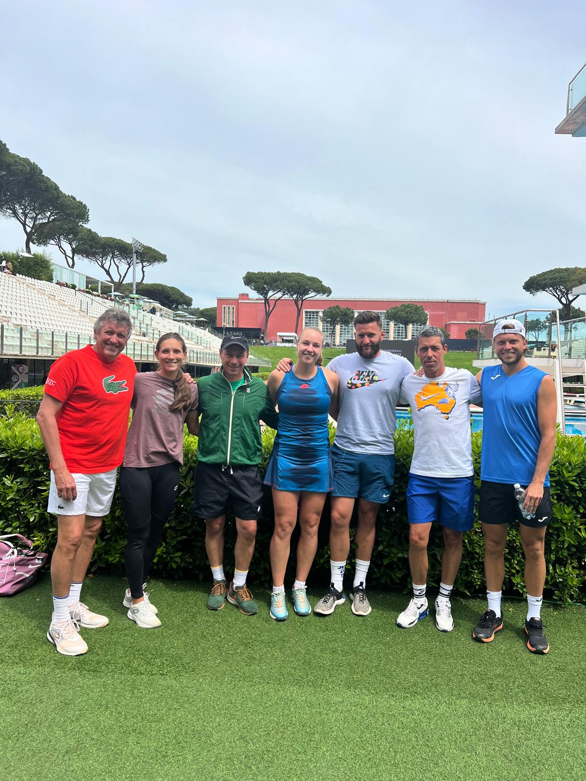 Yelyzaveta Kotliar et son coach Baptiste Ranoldi après leur victoire au tournoi J200 de Vigo