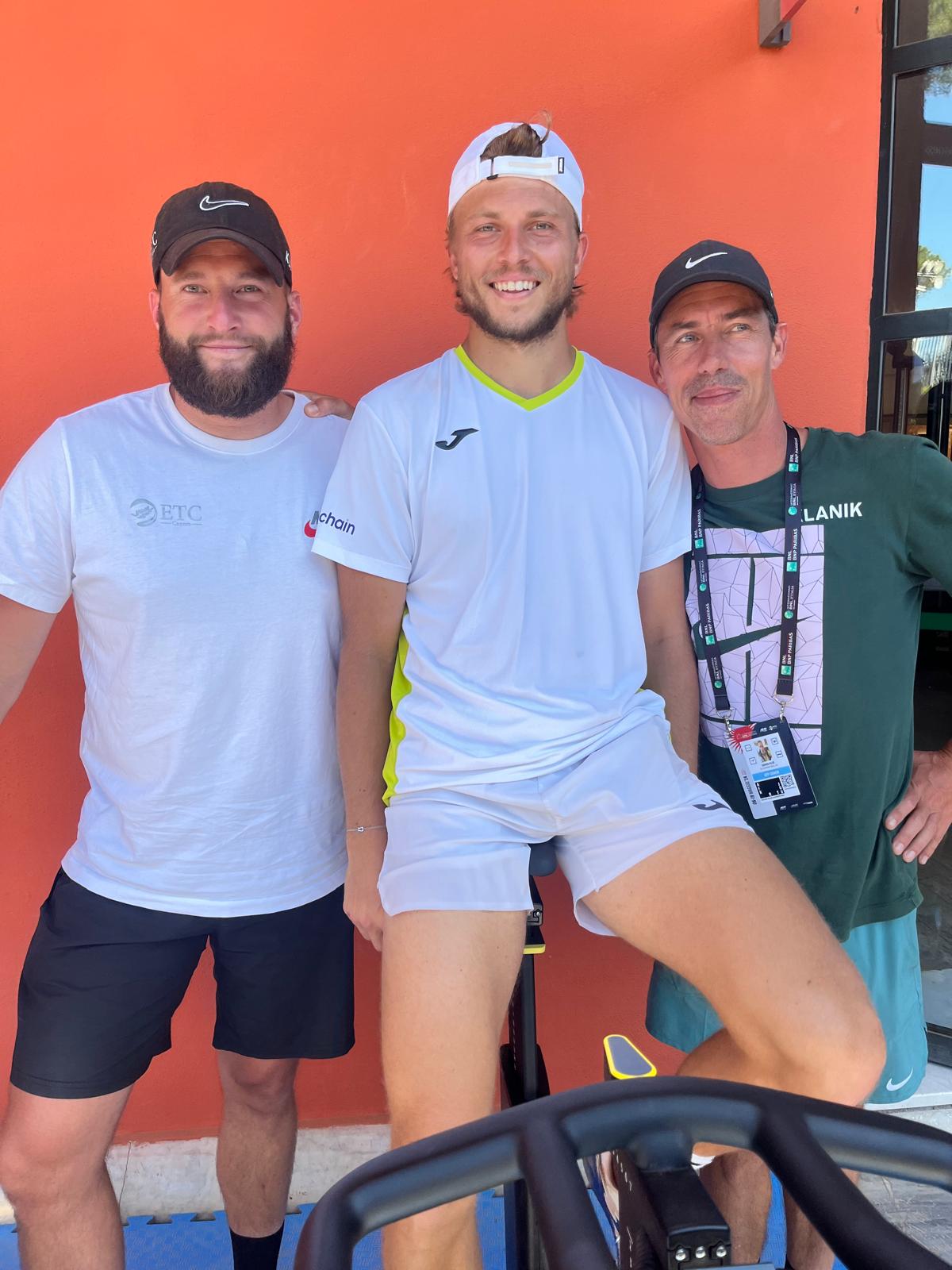 Yelyzaveta Kotliar en pleine action sur le court pendant le tournoi ITF J200 de Vigo