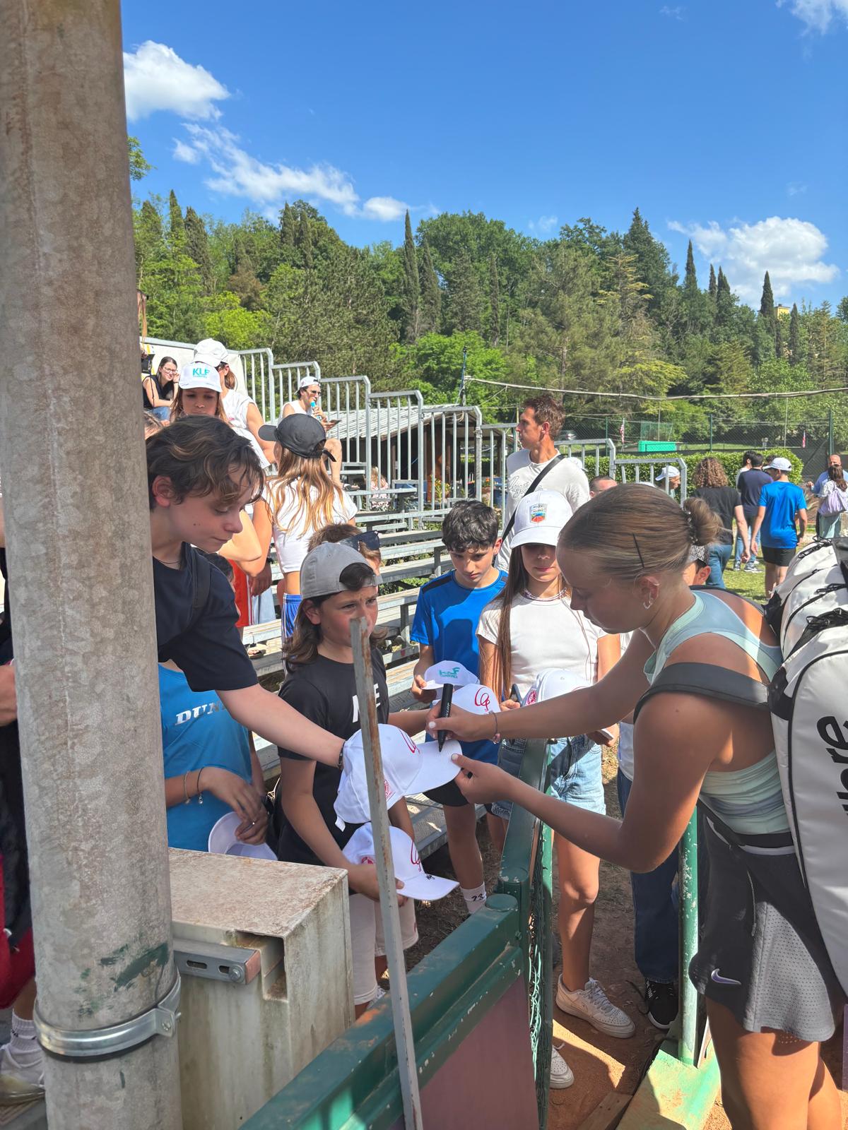 Yelyzaveta Kotliar en pleine action sur le court pendant le tournoi ITF J200 de Vigo