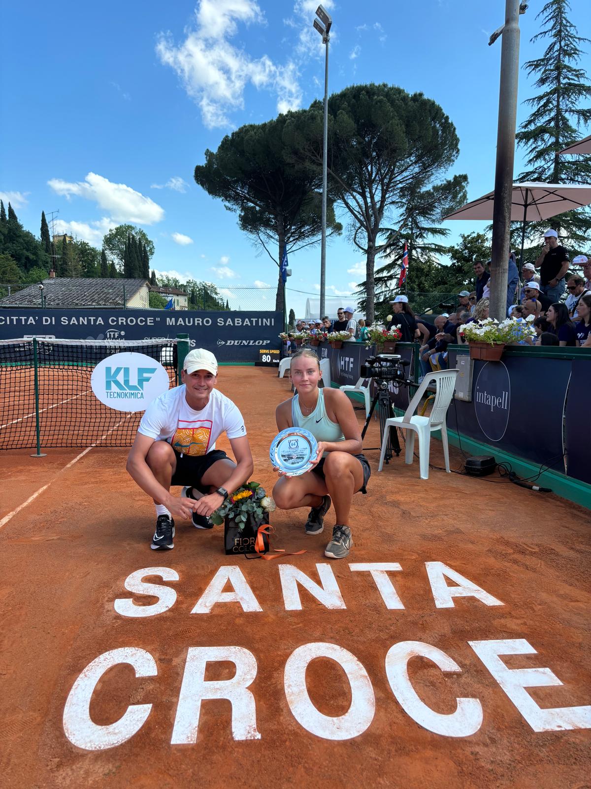 Yelyzaveta Kotliar et son coach Baptiste Ranoldi après leur victoire au tournoi J200 de Vigo