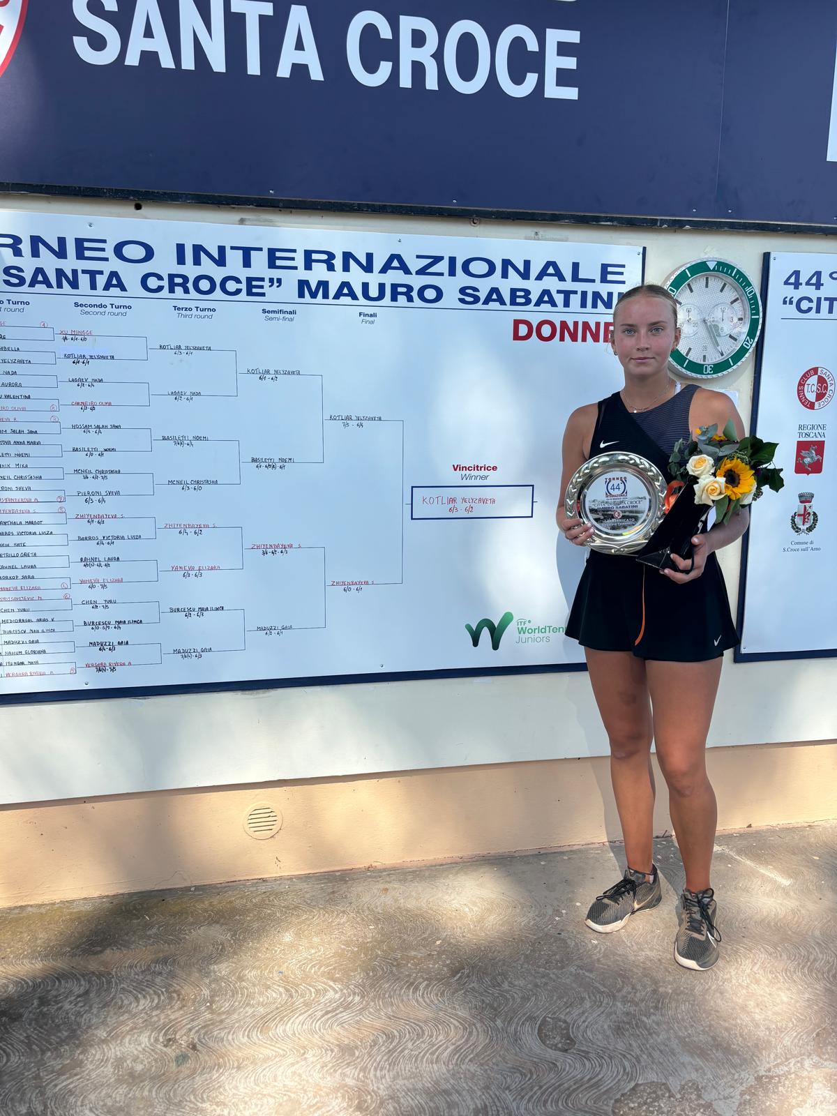 Yelyzaveta Kotliar signe des autographes pour les jeunes ramasseurs de balle après sa victoire à Vigo