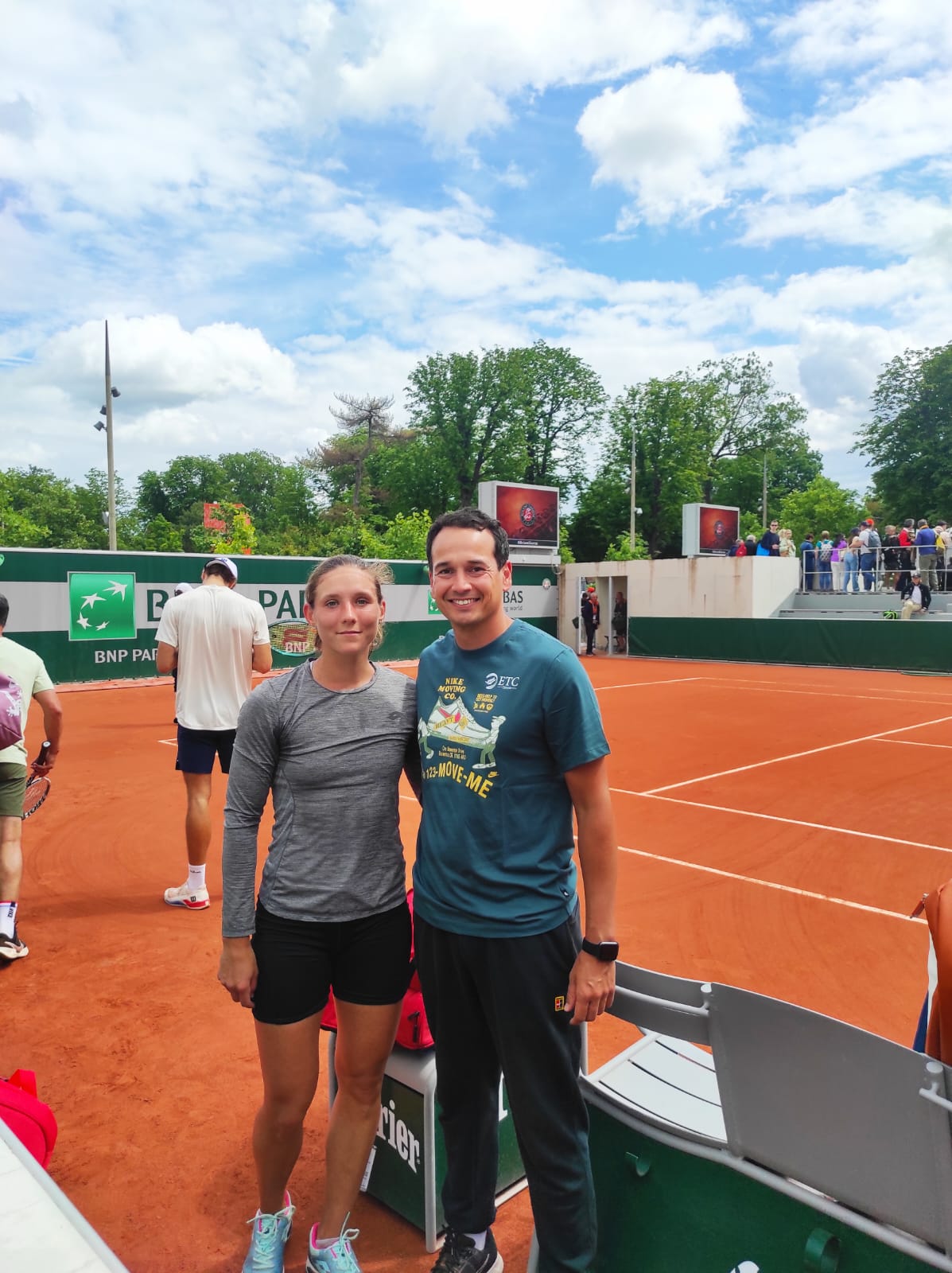 Yelyzaveta Kotliar signe des autographes pour les jeunes ramasseurs de balle après sa victoire à Vigo