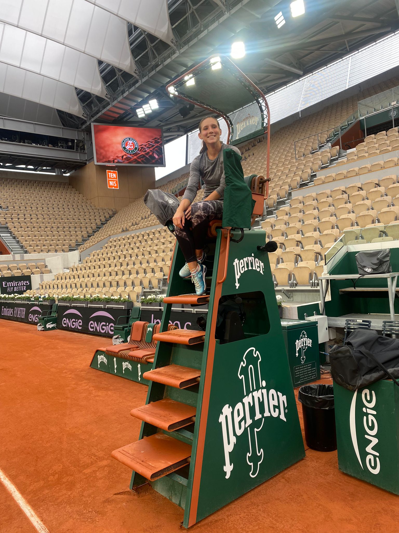 Yelyzaveta Kotliar signe des autographes pour les jeunes ramasseurs de balle après sa victoire à Vigo