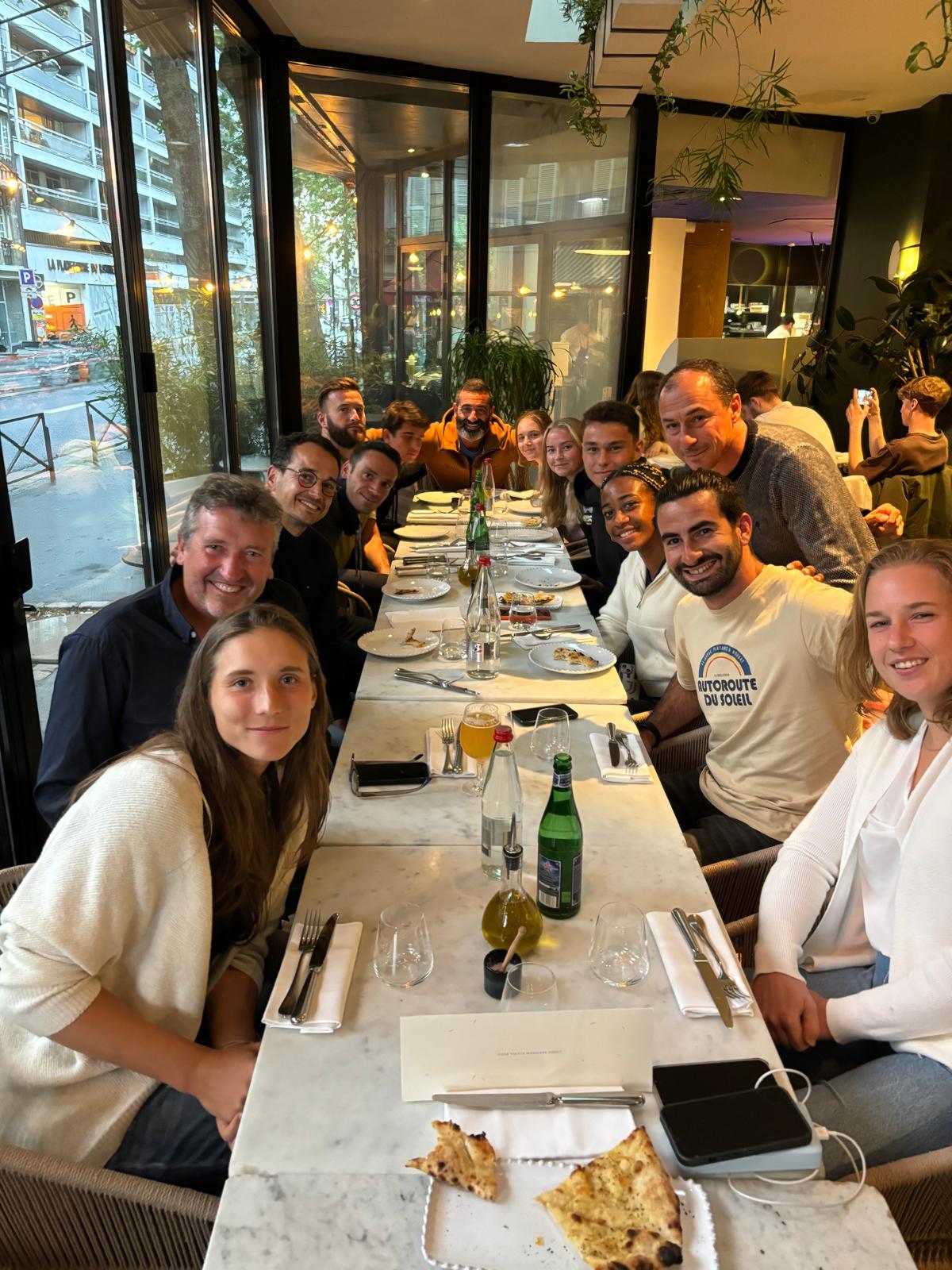 Yelyzaveta Kotliar signe des autographes pour les jeunes ramasseurs de balle après sa victoire à Vigo