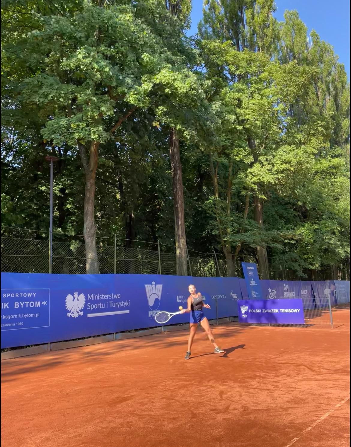 Yelyzaveta Kotliar signe des autographes pour les jeunes ramasseurs de balle après sa victoire à Vigo