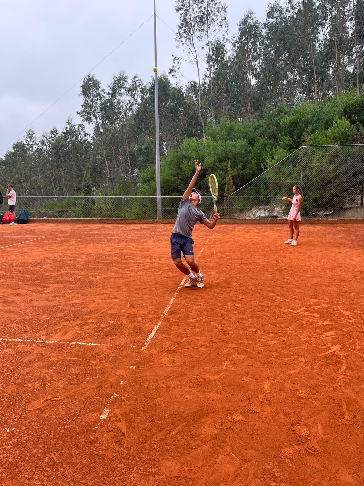 Yelyzaveta Kotliar signe des autographes pour les jeunes ramasseurs de balle après sa victoire à Vigo