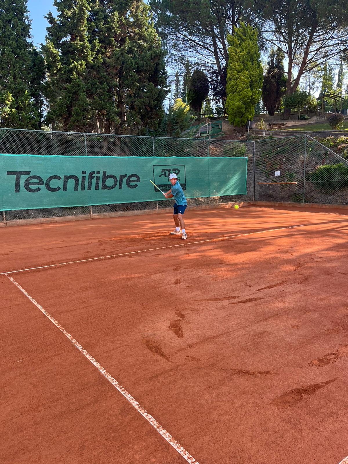 Yelyzaveta Kotliar en pleine action sur le court pendant le tournoi ITF J200 de Vigo